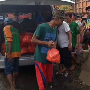 Serving and distributing donation to the pemulung or garbage men in Senen Station at February 27, 2021