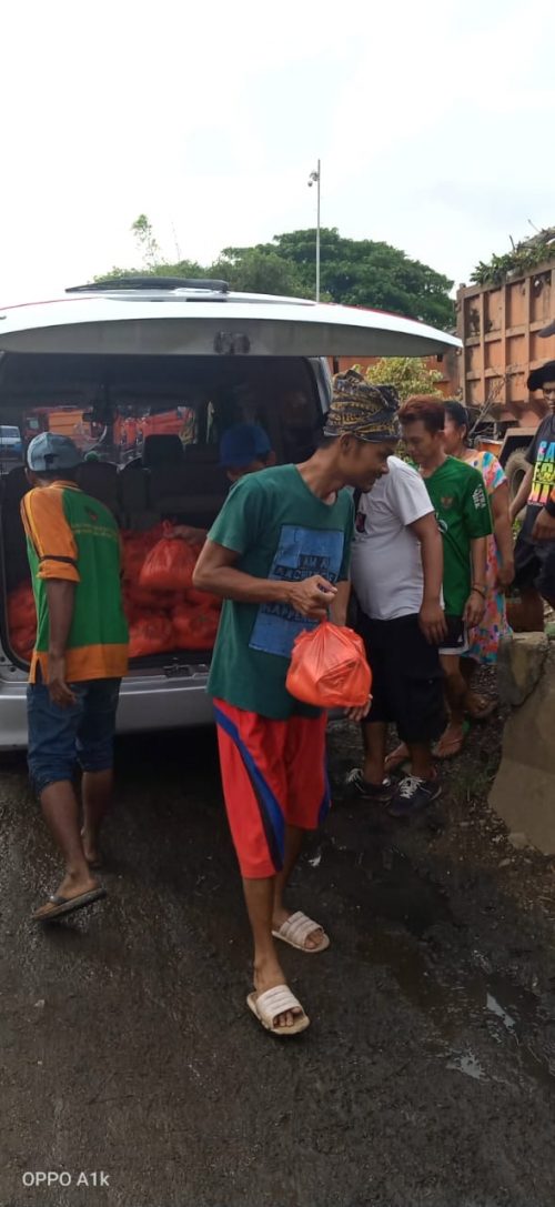 Serving and distributing donation to the pemulung or garbage men in Senen Station at February 27, 2021